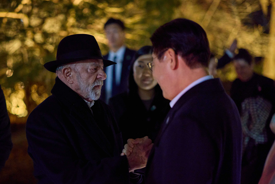Korean President Lee Jae Myung, right, shakes hands with Brazilian President Luiz Inacio Lula da Silva during his visit to Korea last month. [BLUE HOUSE]