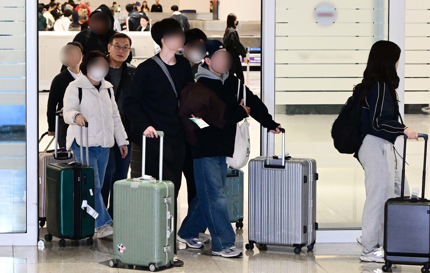 Korean tourists who were staying in Dubai, United Arab Emirates, arrive in Korea at Incheon International Airport on March 5. [JOINT PRESS CORPS]