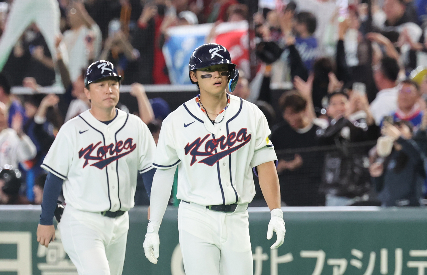 Korea's Kim Do-yeong, right, reacts after a 5-4 loss to Chinese Taipei at the World Baseball Classic at Tokyo Dome in Tokyo on March 8. [YONHAP] 