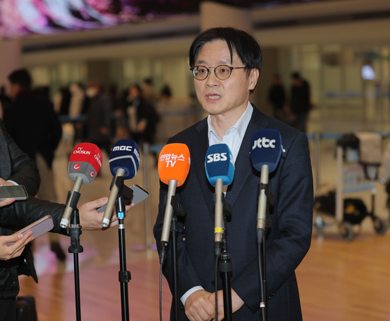 Industry Minister Kim Jung-kwan said there will be ″no hike in tariffs″ if Korea's bill for U.S. investment passes at Incheon International Airport on March 8, after returning from negotiations with the Donald Trump administration. U.S. President Donald Trump threatened last month to raise tariffs for Korea to 25 percent, citing the bill's delay. [YONHAP] 