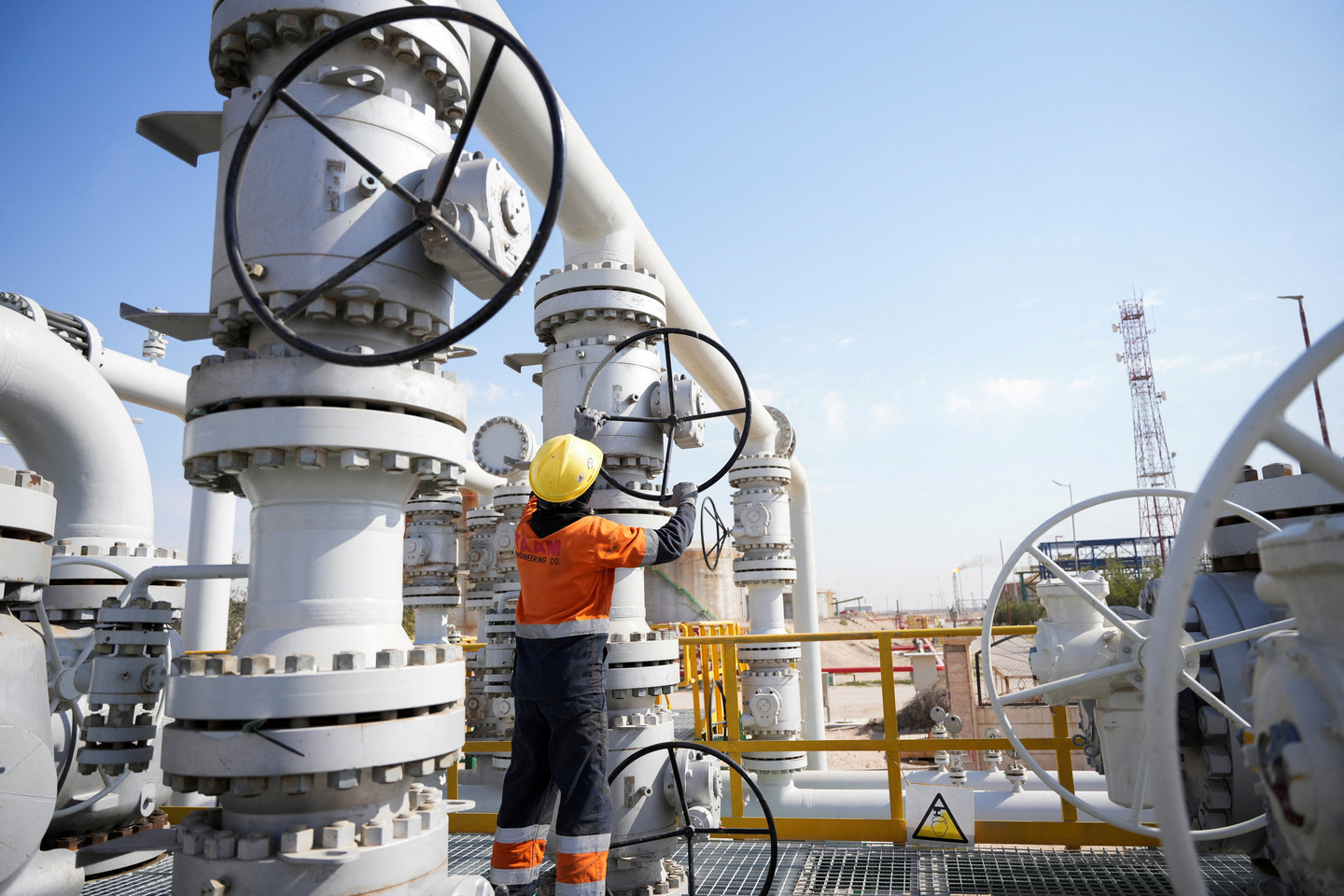 A worker operates valves at the Rumaila oil field as the country cuts nearly 1.5 million barrels per day of output amid halted exports following the closure of the Strait of Hormuz in Basra, Iraq, on March 4. [REUTERS/YONHAP]