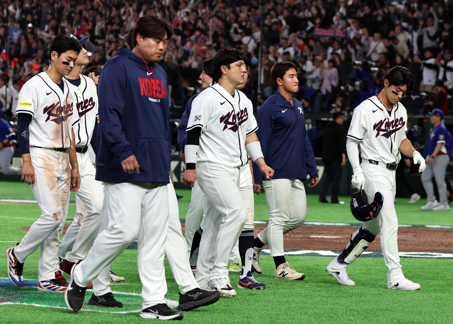 The Korean national baseball team reacts after a 5-4 loss to Chinese Taipei at the World Baseball Classic at Tokyo Dome in Tokyo on March 8. [NEWS1] 