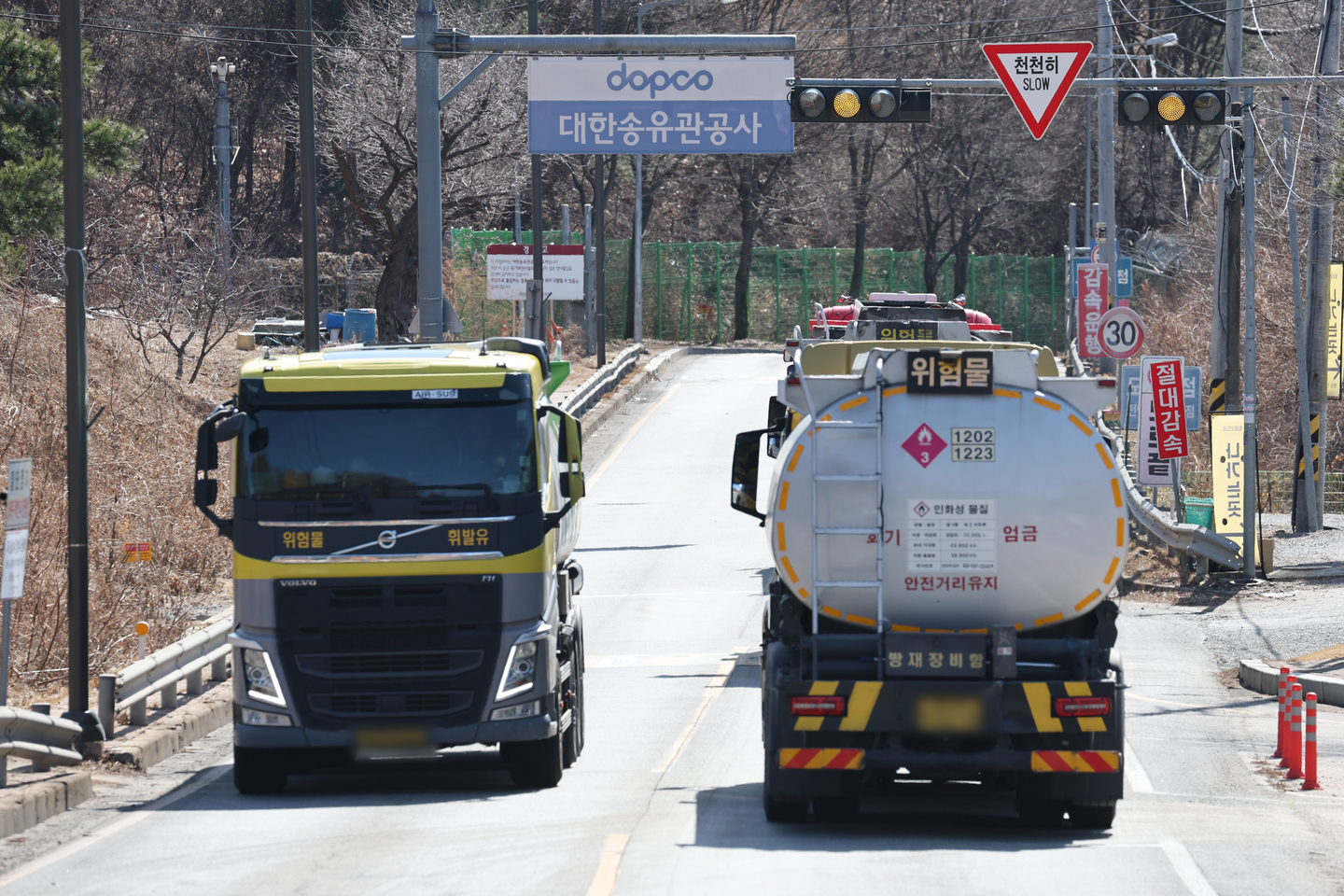 Oil tankers are seen near the Seoul branch of the Daehan Oil Pipeline Corporation in Seongnam, Gyeonggi, on March 3, as prices are expected to surge with Iran closing the Strait of Hormuz, a key energy transport route. [YONHAP]