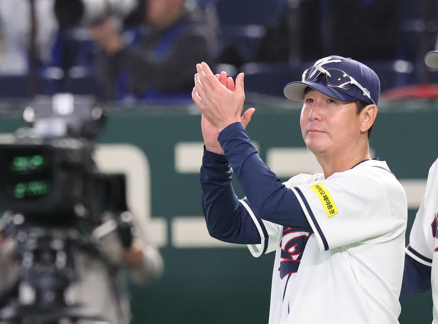 Korea manager Ryu Ji-hyun celebrates his team's 11-4 win over the Czech Republic in the teams' Pool C game at the World Baseball Classic at Tokyo Dome in Tokyo on March 5. [YONHAP]