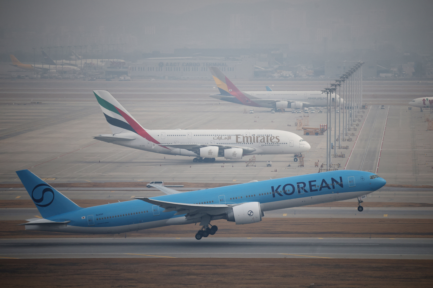 An Emirates Airbus A380 aircraft that has remained parked at the airport after its flight was cancelled is seen at Incheon International Airport on March 5. [REUTERS/YONHAP] 