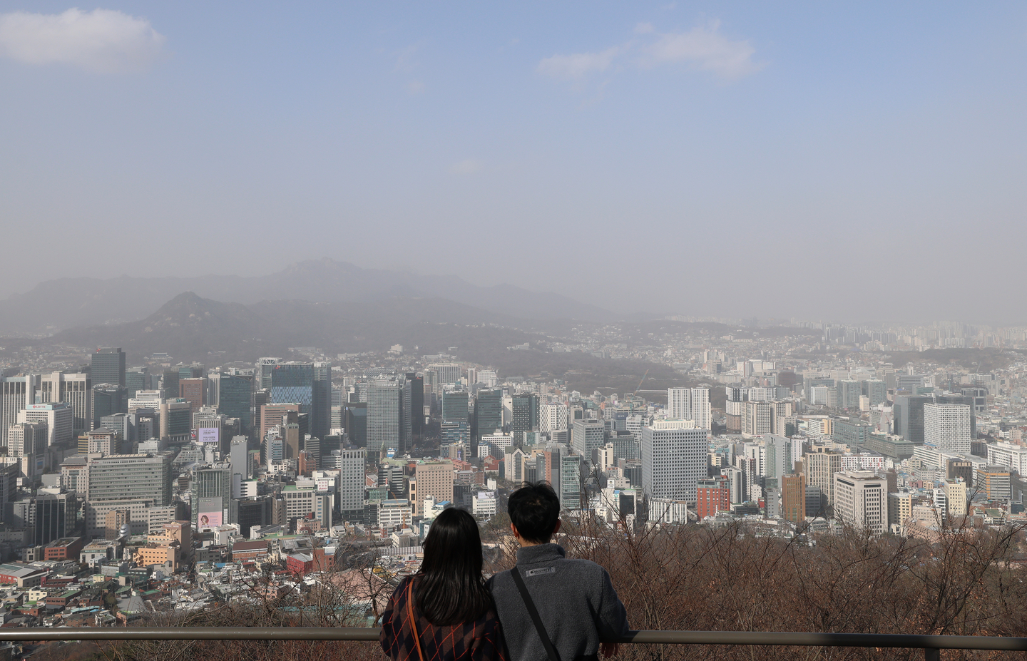 Seoul is seen covered in smog on Feb. 22, as a fine dust advisory is issued for the greater Seoul area. [NEWS1]
