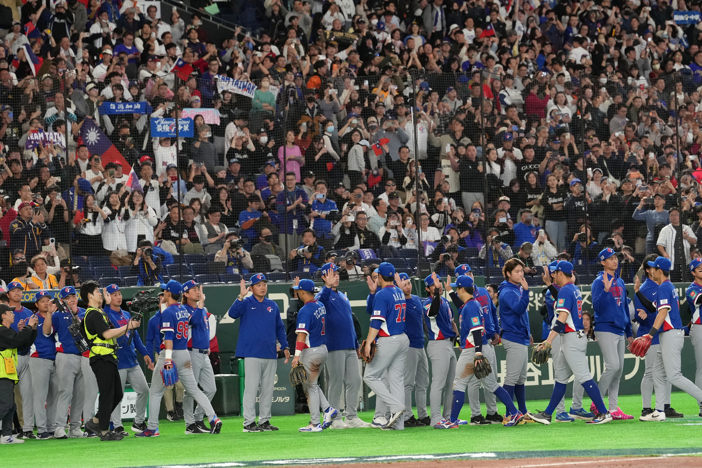 Chinese Taipei players celebrate their win over the Czech Republic at the World Baseball Classic in Tokyo on March 7. [AP/YONHAP] 
