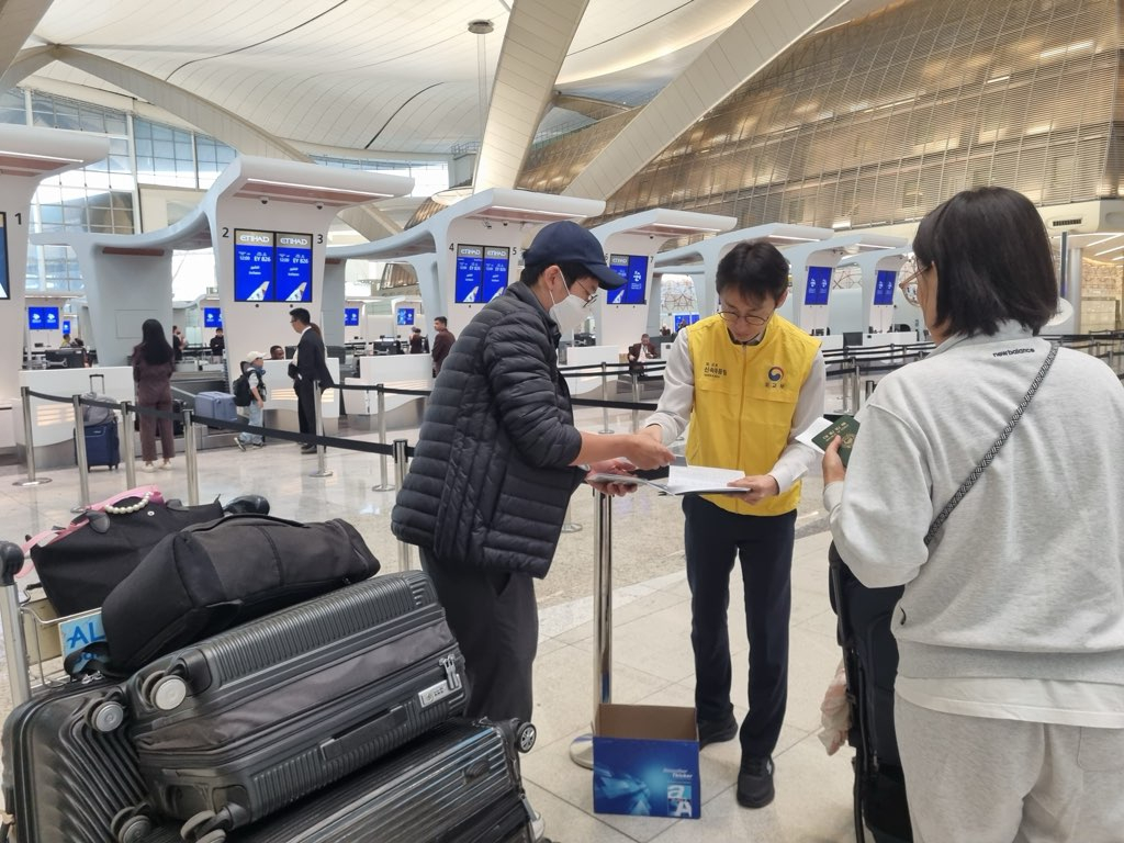 Korean nationals prepare to board the first chartered evacuation flight from the United Arab Emirates to Incheon on March 8. [MINISTRY OF FOREIGN AFFAIRS]