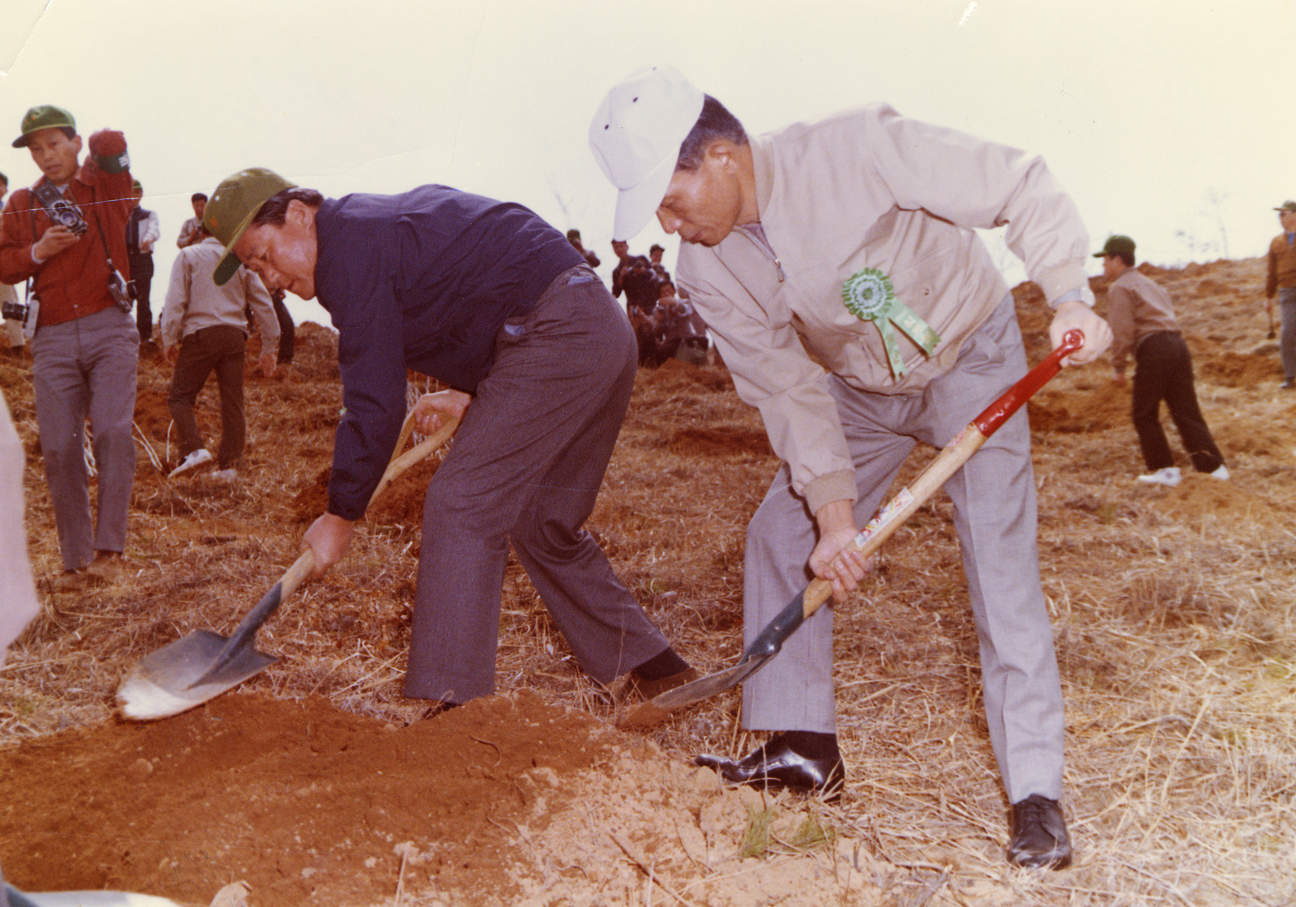 President Park Chung Hee, right, plants a tree on Arbor Day on April 5, 1972. [JOONGANG ILBO]