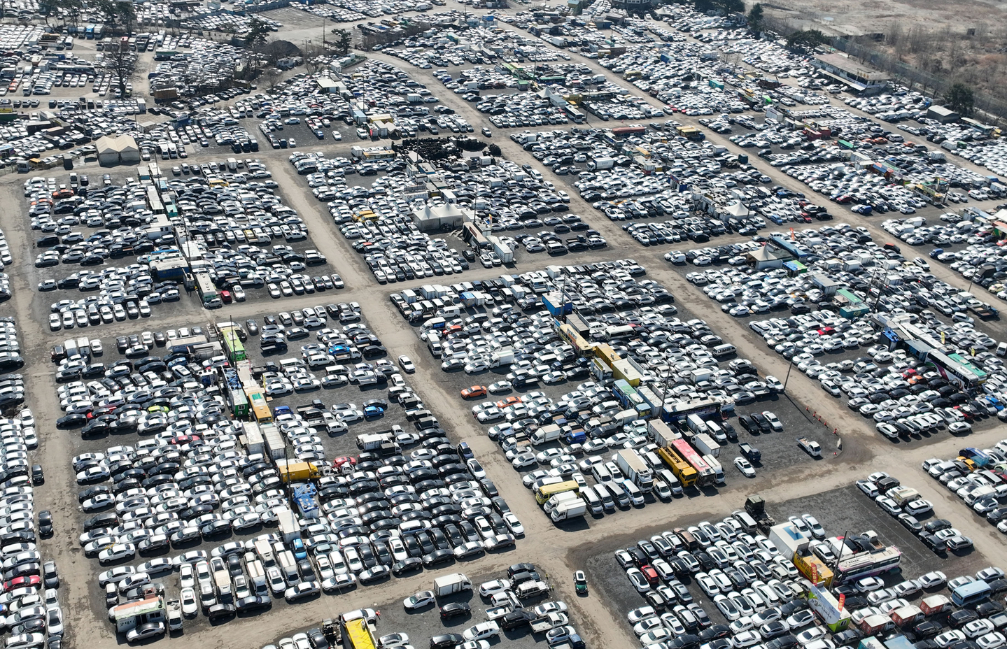 Cars are tightly parked at a used car export complex in Incheon on March 8. [YONHAP]