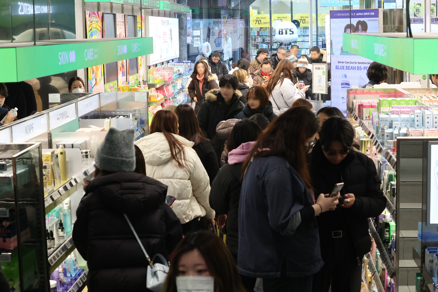 Shoppers are seen inside a cosmetics store in Seoul on Jan. 11. [YONHAP]