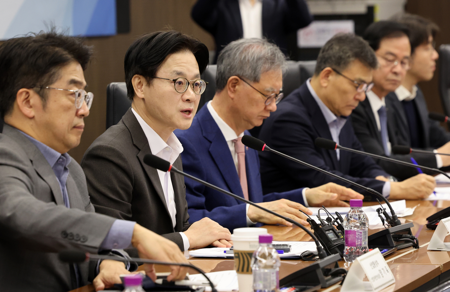 Industry Minister Kim Jung-kwan, second from left, speaks at a meeting with officials at major oil refineries held in Seoul on March 9. [NEWS1]