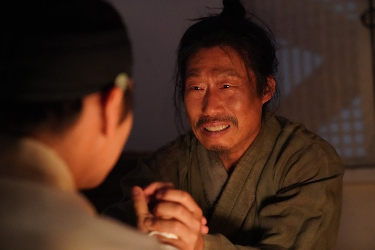 Actor Yoo Hai-jin portrays Eom Heung-do, a local official who risks his life to retrieve and bury the body of King Danjong after his death, in ″The King's Warden.″ [SHOWBOX]