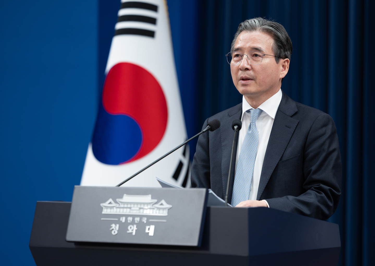 Kim Yong-beom, presidential chief of staff for policy, gives a briefing on the presidential meeting on the response to the Middle East crisis at the Blue House in central Seoul on March 9. [JOINT PRESS CORPS]