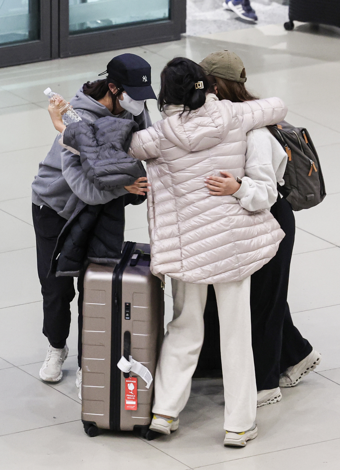 Koreans who had been stuck in the United Arab Emirates are greeted by family members upon arrival at Incheon International Airport, who came home aboard a chartered flight arranged by the Korean government on March 9. [KIM KYOUNG-ROK]
