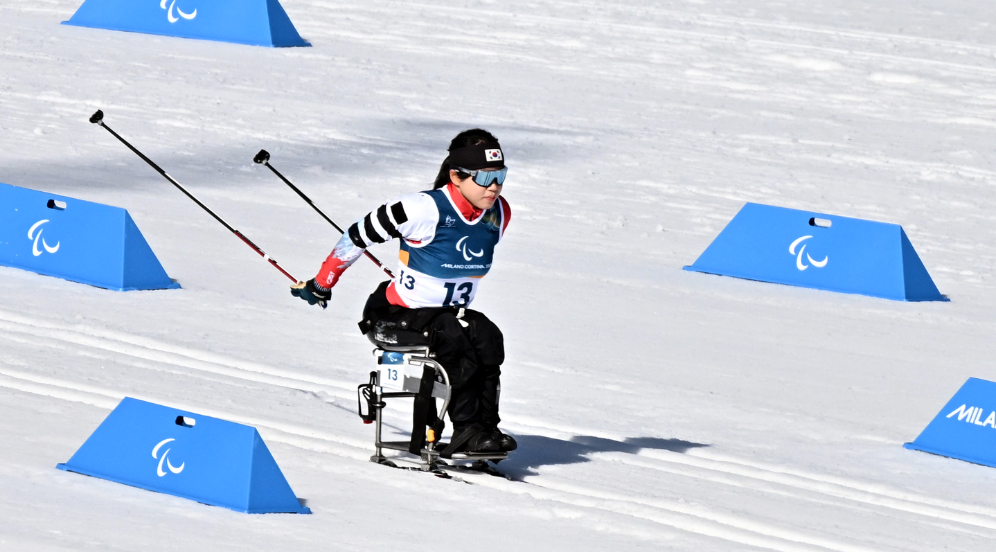 Kim Yun-ji competes in the para biathlon women's individual sitting event at the 2026 Milan-Cortina Winter Paralympics at Tesero Cross-Country Skiing Stadium in Tesero, Italy, on March 8. [JOINT PRESS CORPS] 