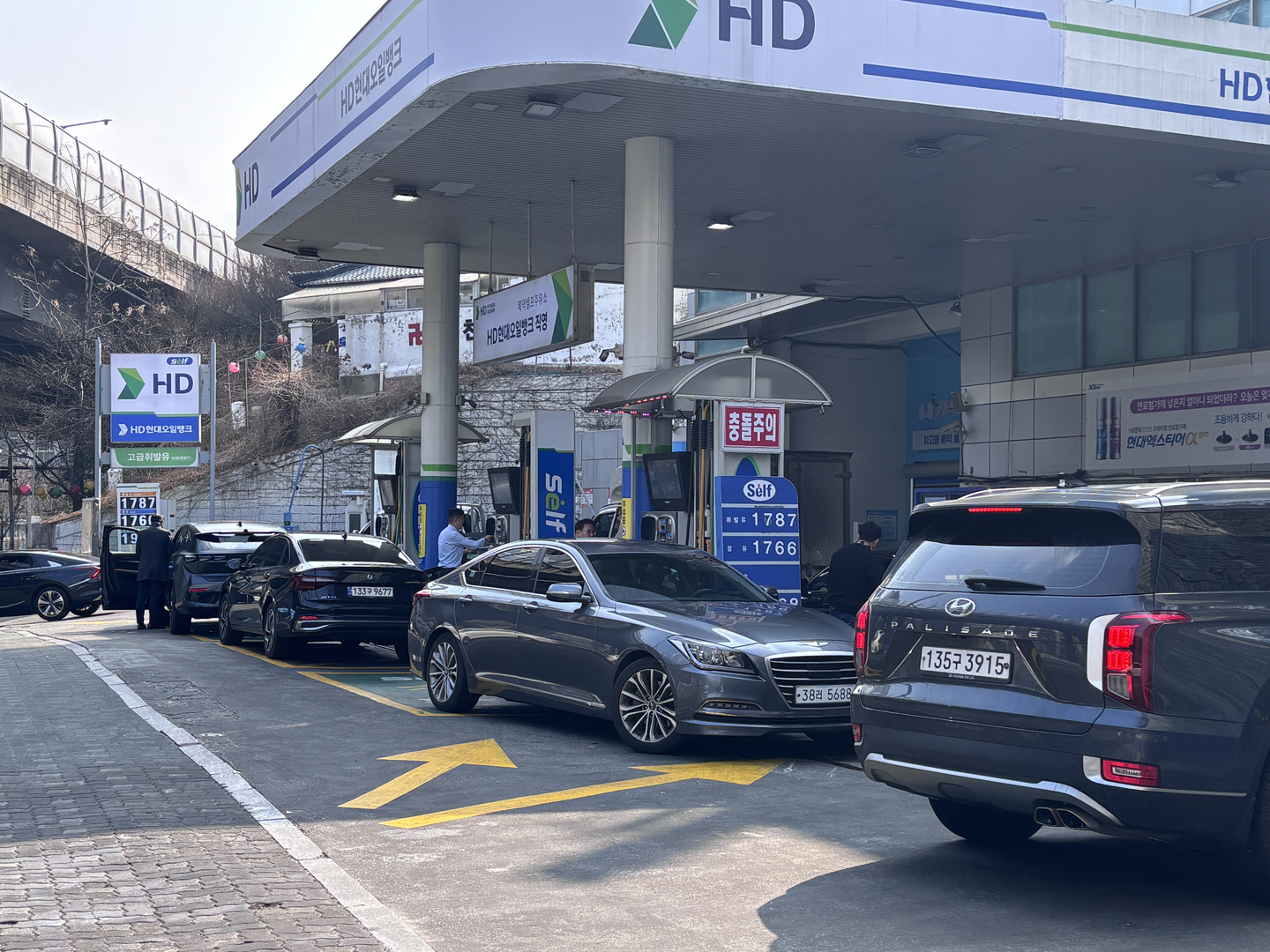 Cars line up to refuel at a low-price gas station in Seongbuk District, central Seoul, on March 9. [KIM YE-JUNG]