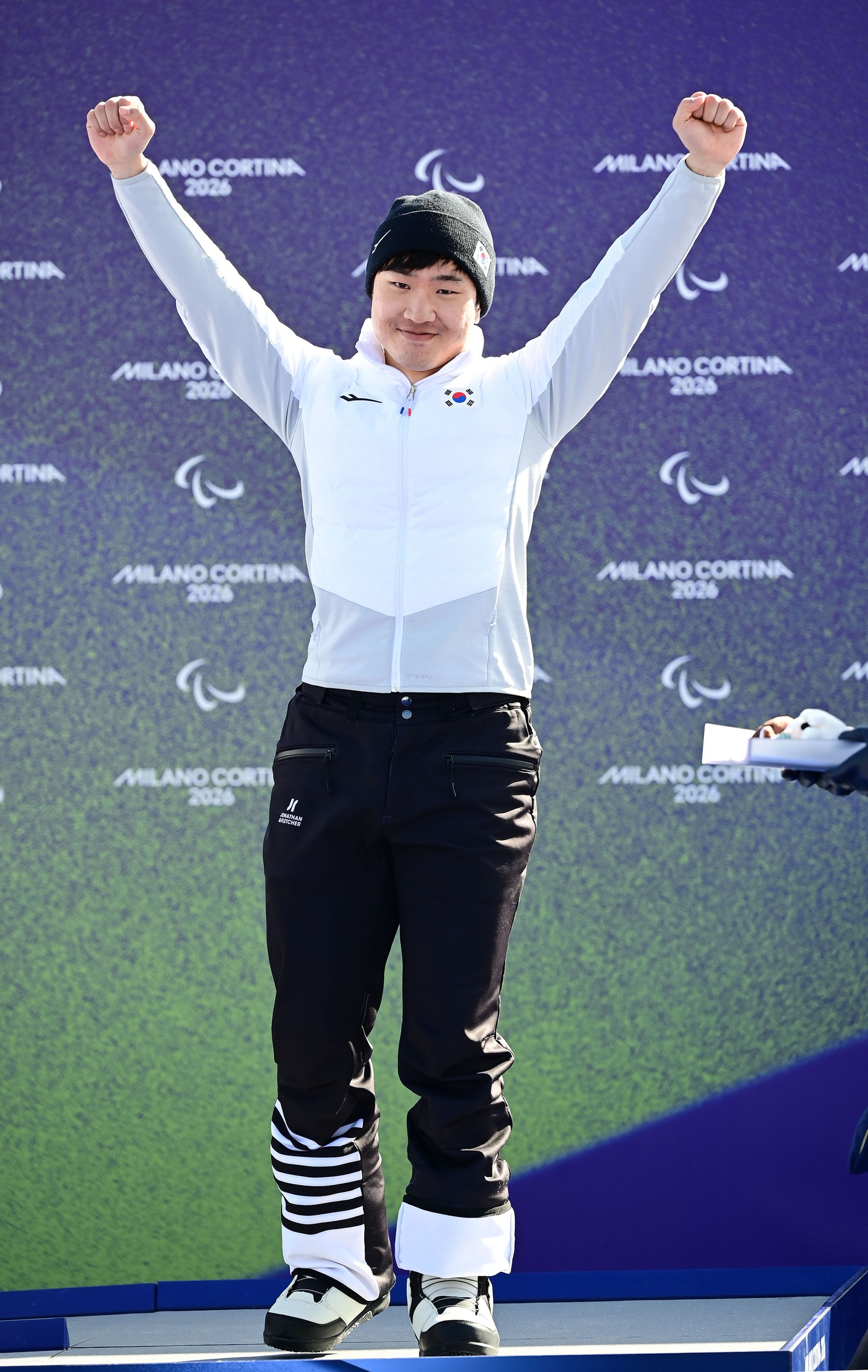 Lee Je-hyuk celebrates after winning bronze in the men’s snowboard cross SB-LL2 final at Cortina Para Snow Park in Cortina d’Ampezzo, Italy, on March 7. [KOREA PARALYMPIC COMMITTEE] 