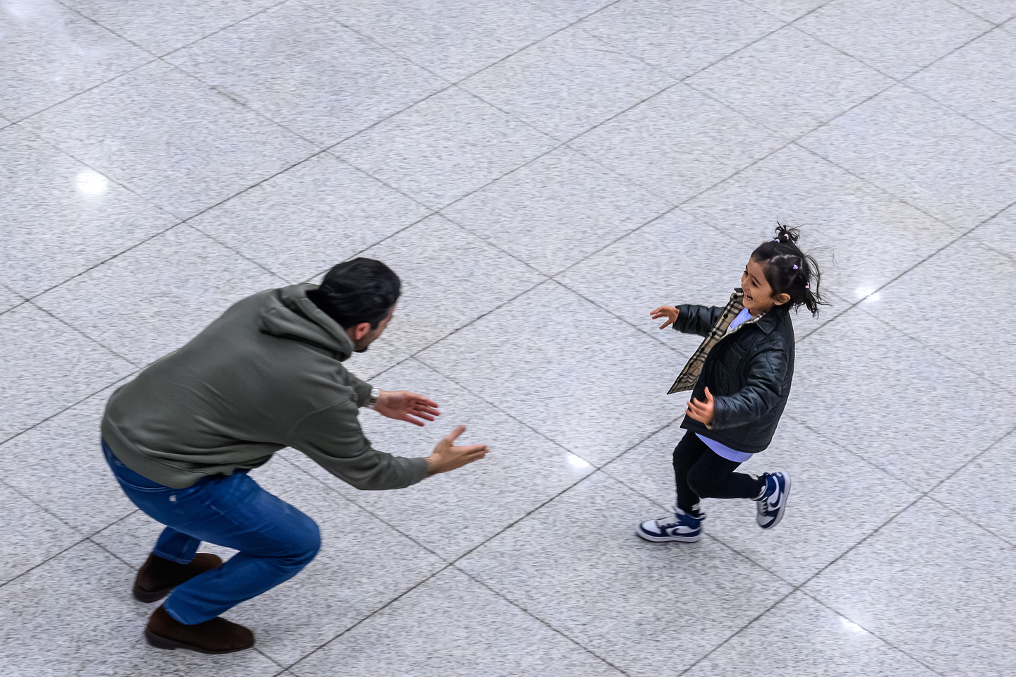A father and daughter embrace each other at Incheon International Airport on March 9, after a chartered flight arranged by the Korean government landed in Korea. [KIM KYOUNG-ROK]
