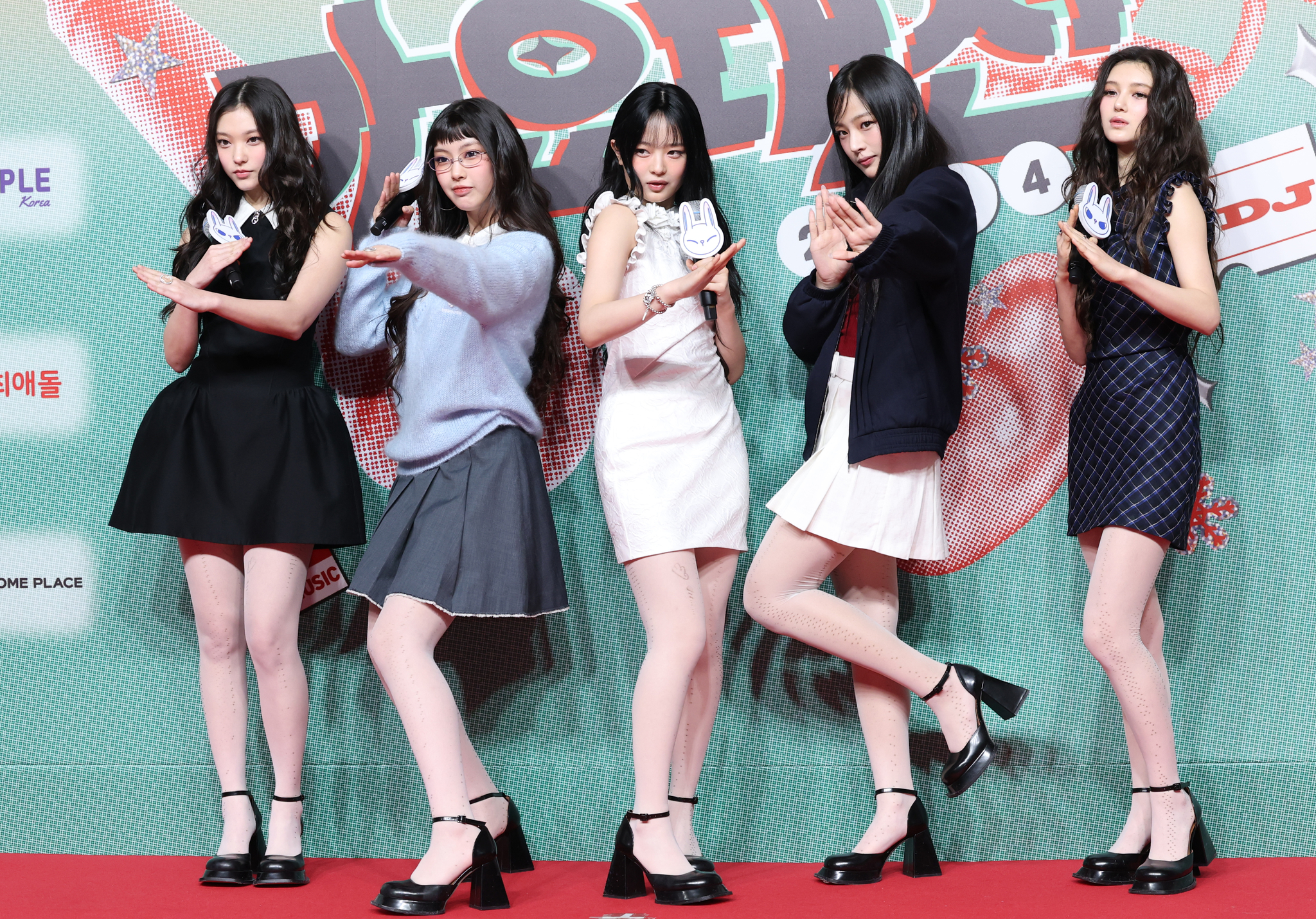 Girl group NewJeans poses for a photo at a red carpet event at Incheon Inspire Arena in Incheon on Dec. 15, 2024. [NEWS1]