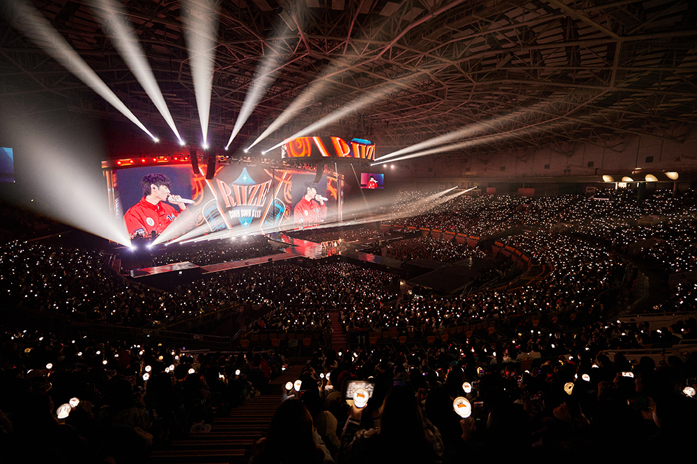 RIIZE performs at the KSPO Dome in southern Seoul on March 8.  [SM ENTERTAINMENT]