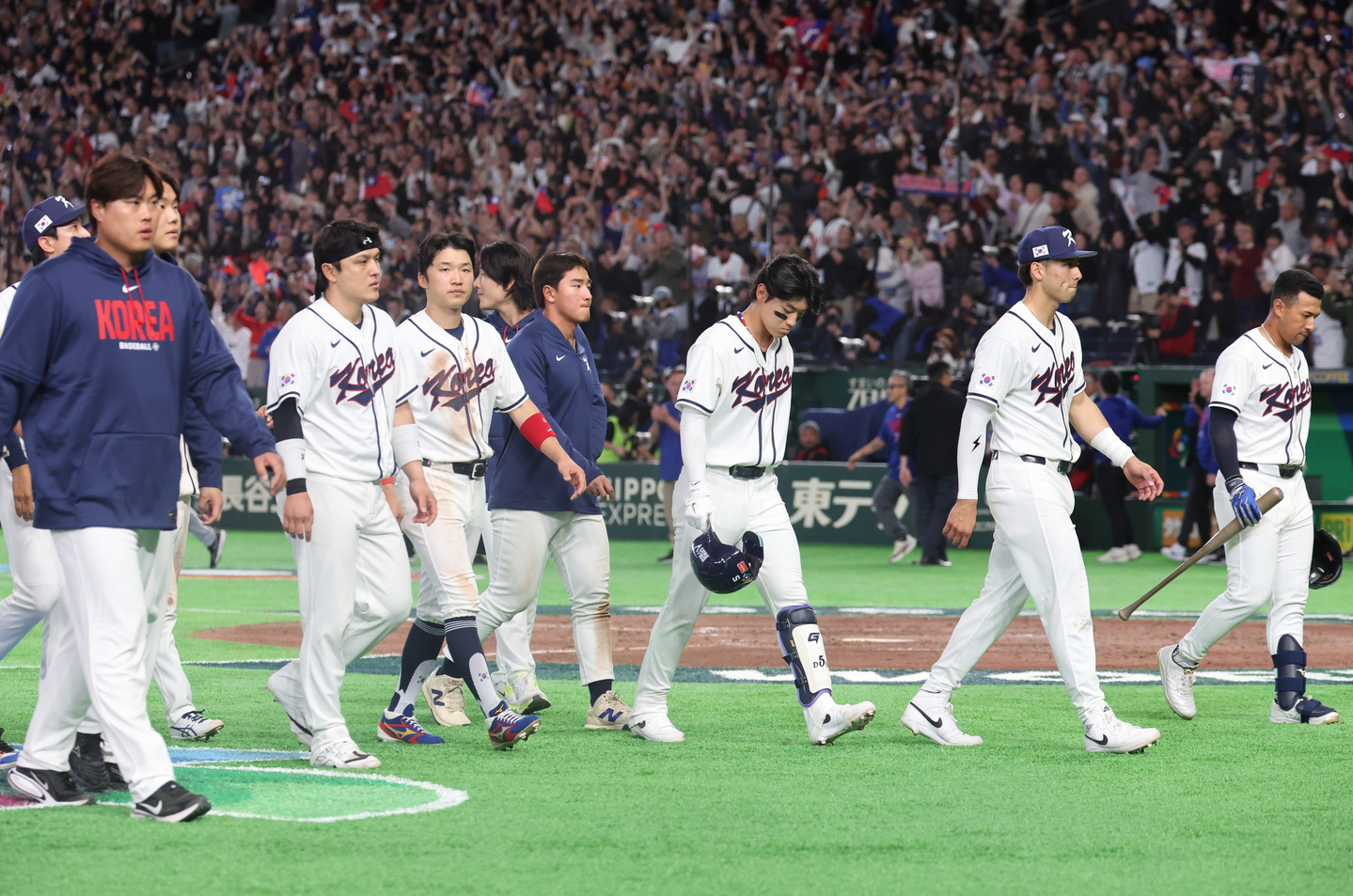 Korean players walk off the field at Tokyo Dome after losing to Chinese Taipei 5-4 in Pool C action at the World Baseball Classic at Tokyo Dome in Japan on March 8. [YONHAP]