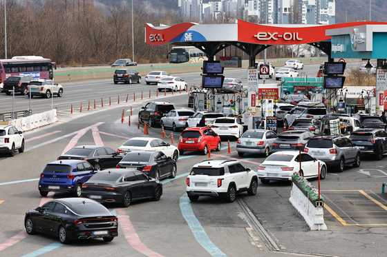 Cars line up at a gas station in Seocho District, southern Seoul, as domestic fuel prices rise following the war between the United States and Iran on March 8. [JOONGANG ILBO] 