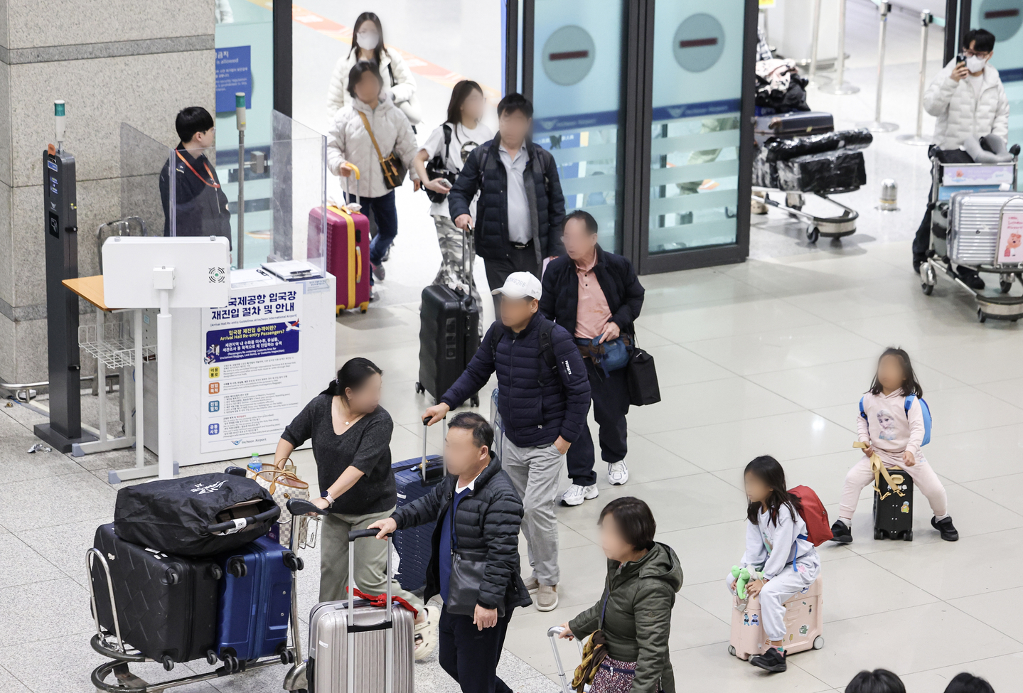 Koreans stranded in the United Arab Emirates arrive at Incheon International Airport aboard a chartered flight arranged by the Korean government on March 9. [KIM KYOUNG-ROK]