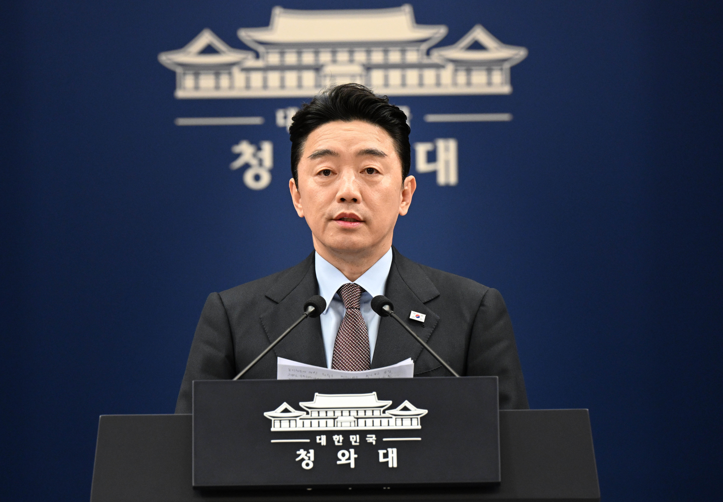 Kang Hoon-sik, chief of staff to the president, gives a briefing at the Blue House on March 6. [JOINT PRESS CORPS]