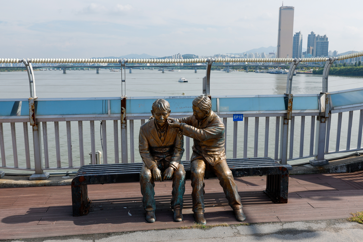 A bronze sculpture in the shape of two people consoling each other is seen on Mapo Bridge in western Seoul on Sept. 25, 2025. The sculpture intends to prevent suicide attempts on the bridge. [NEWS1] 