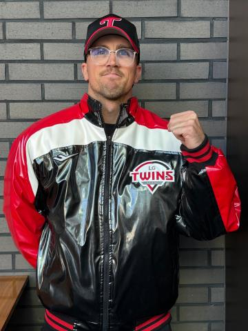 New LG Twins pitcher Lachlan Wells poses in the team's jacket after signing with the Korea Baseball Organization club on Nov. 18, 2025, in this file photo provided by the Twins. [LG TWINS]