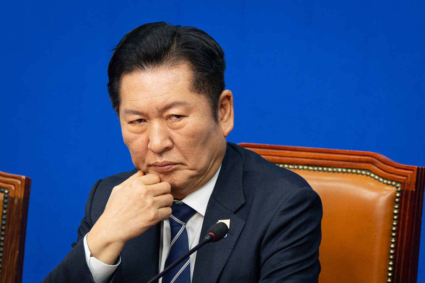Democratic Party leader Jung Chung-rae looks on during a party meeting at the National Assembly in Yeouido, western Seoul on March 9. [NEWS1] 