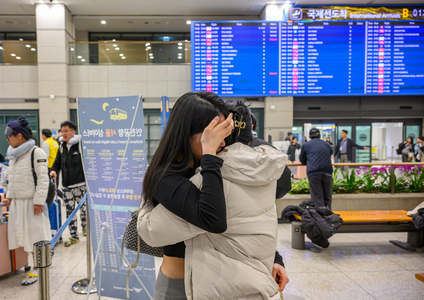 A Korean who had been stuck in the United Arab Emirates hugs a family member upon arrival at Incheon International Airport, who came home aboard a chartered flight arranged by the Korean government on March 9. [KIM KYOUNG-ROK]