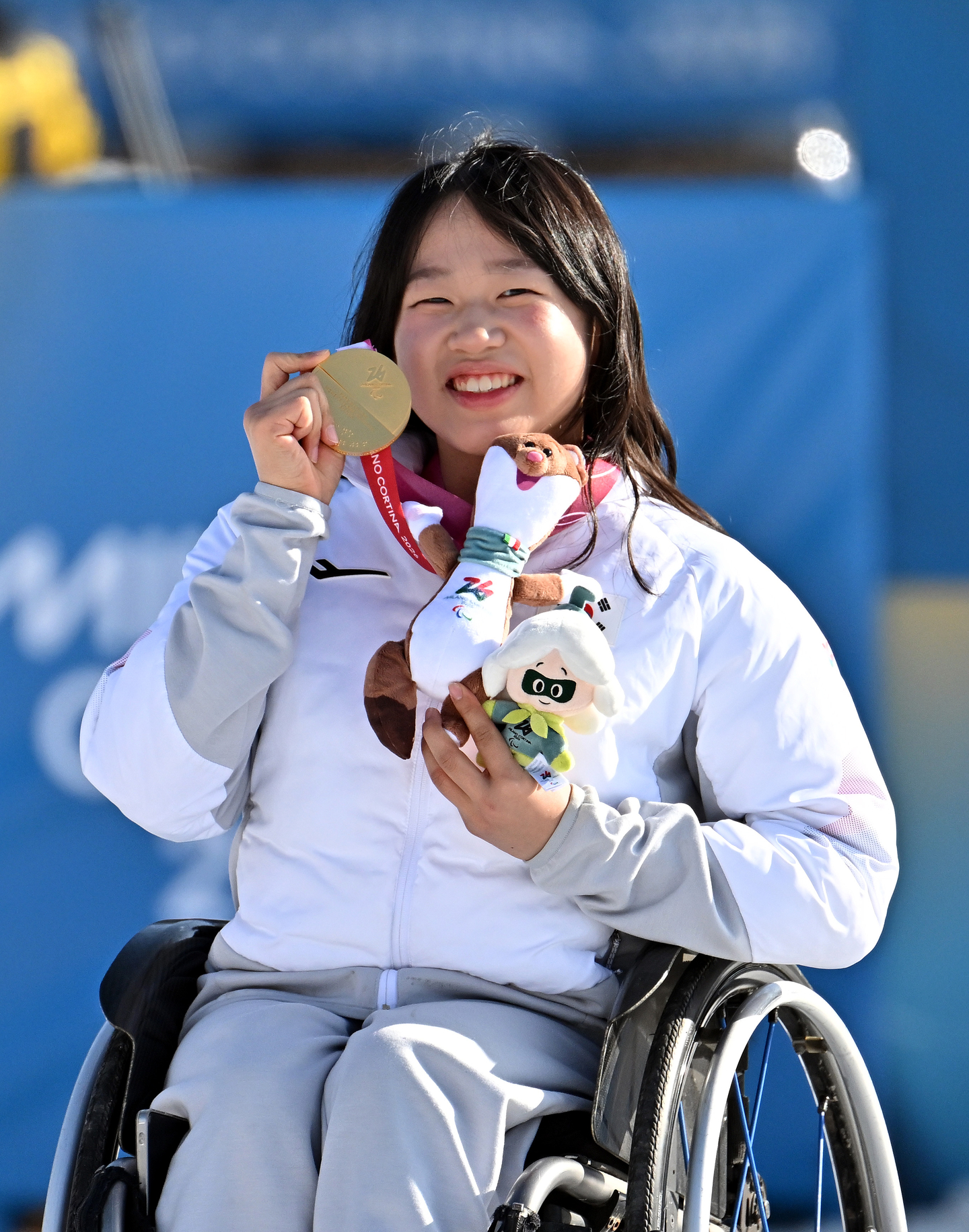 Kim Yun-ji holds up the gold medal during the medal ceremony for the para biathlon women's individual sitting event at the 2026 Milan-Cortina Winter Paralympics at Tesero Cross-Country Skiing Stadium in Tesero, Italy, on March 8. [JOINT PRESS CORPS]