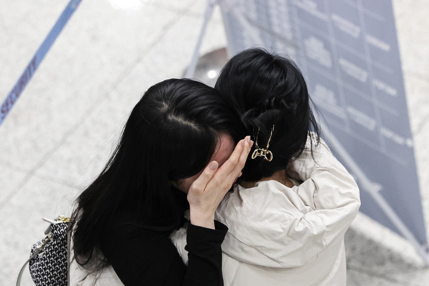 A Korean who had been stuck in the United Arab Emirates hugs a family member upon arrival at Incheon International Airport, who came home aboard a chartered flight arranged by the Korean government on March 9. [KIM KYOUNG-ROK]