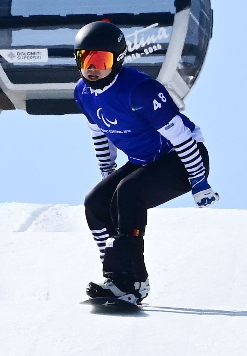 Lee Je-hyuk wins bronze in the men’s snowboard cross SB-LL2 final at Cortina Para Snow Park in Cortina d’Ampezzo, Italy, on March 7. [KOREA PARALYMPIC COMMITTEE] 