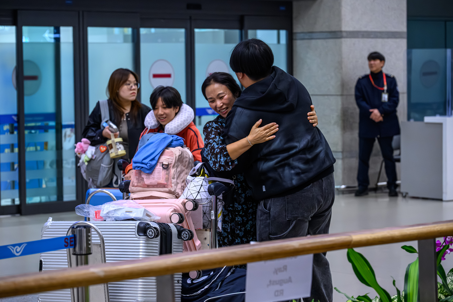 Koreans who had been stuck in the United Arab Emirates are greeted by family members upon arrival at Incheon International Airport. They came home aboard a chartered flight arranged by the Korean government on March 9. [KIM KYOUNG-ROK]