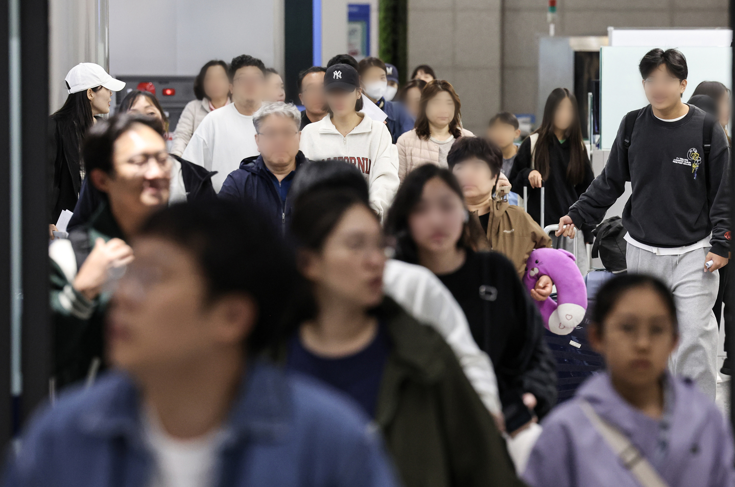 Koreans stranded in the United Arab Emirates arrive at Incheon International Airport aboard a chartered flight arranged by the Korean government on March 9. [KIM KYOUNG-ROK]