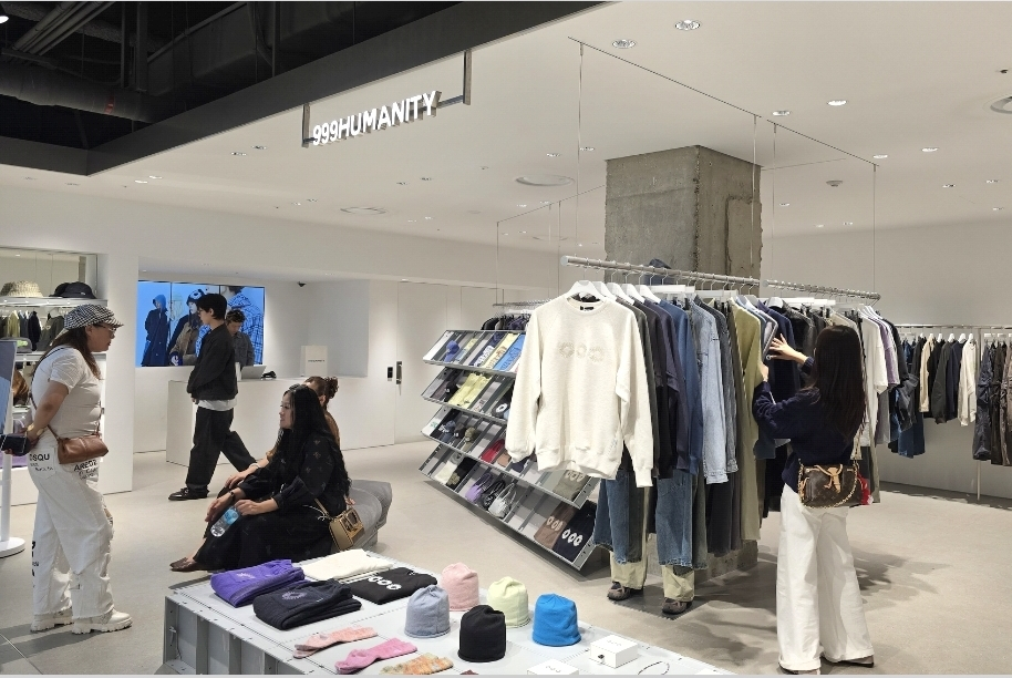 Clothes are displayed in a Lotte Department Store located in Jung District, central Seoul, on March 5. [JOONGANG ILBO]