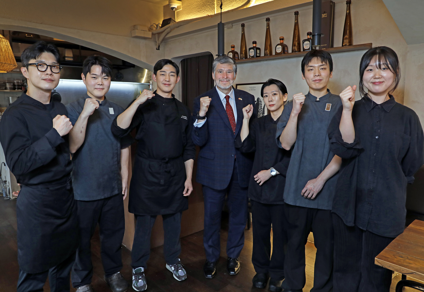 El Molino chefs, including Jin Woo-bum, third left, with Mexican Ambassador to Korea Carlos Peñafiel Soto at the restaurant [PARK SANG-MOON] 