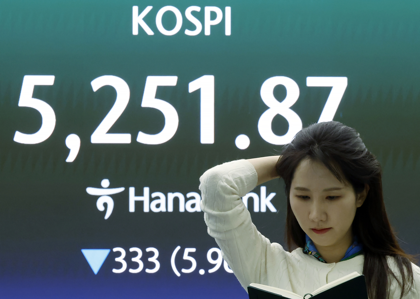 A screen in Hana Bank's trading room in central Seoul shows the Kospi in the morning hours of March 10. [NEWS1]