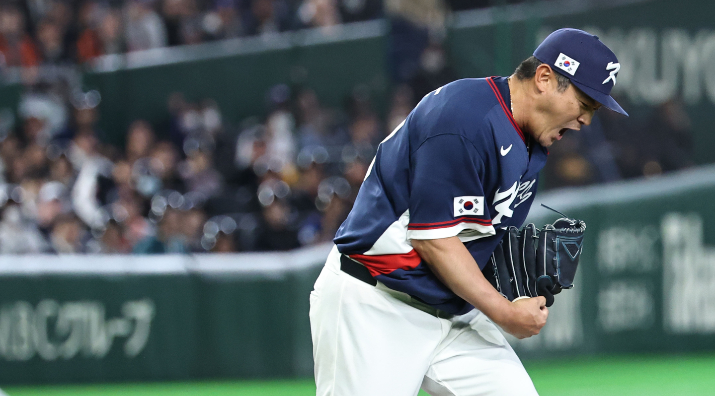Noh Kyung-eun celebrates after catching a line drive hit by Australia’s Robbie Perkins for the final out in the bottom of the second inning during a Pool C game at the World Baseball Classic at Tokyo Dome in Japan on March 9. [YONHAP]