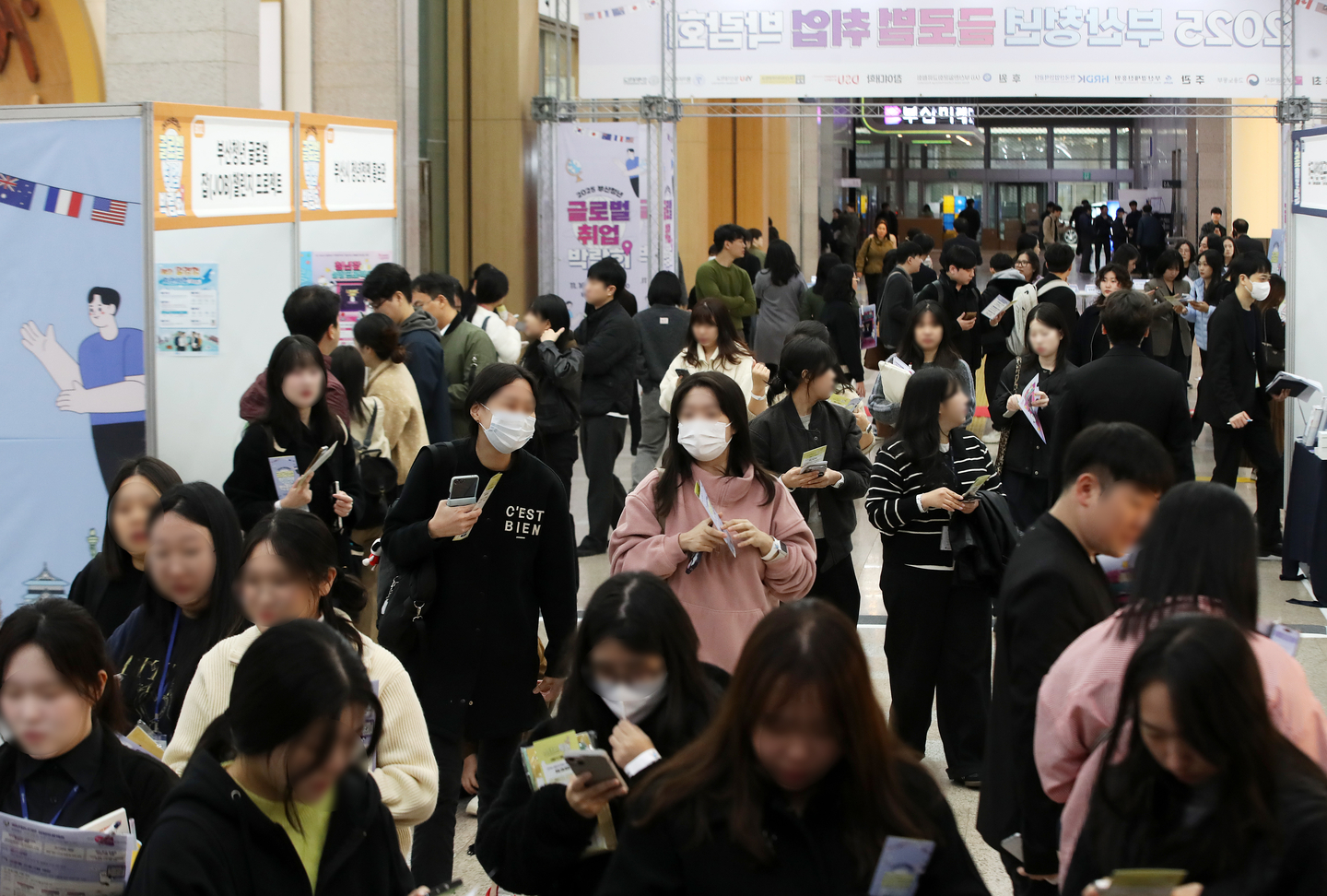 Young job seekers attend a job fair held at Busan City Hall in Buan on Nov. 10, 2025. [NEWS1]