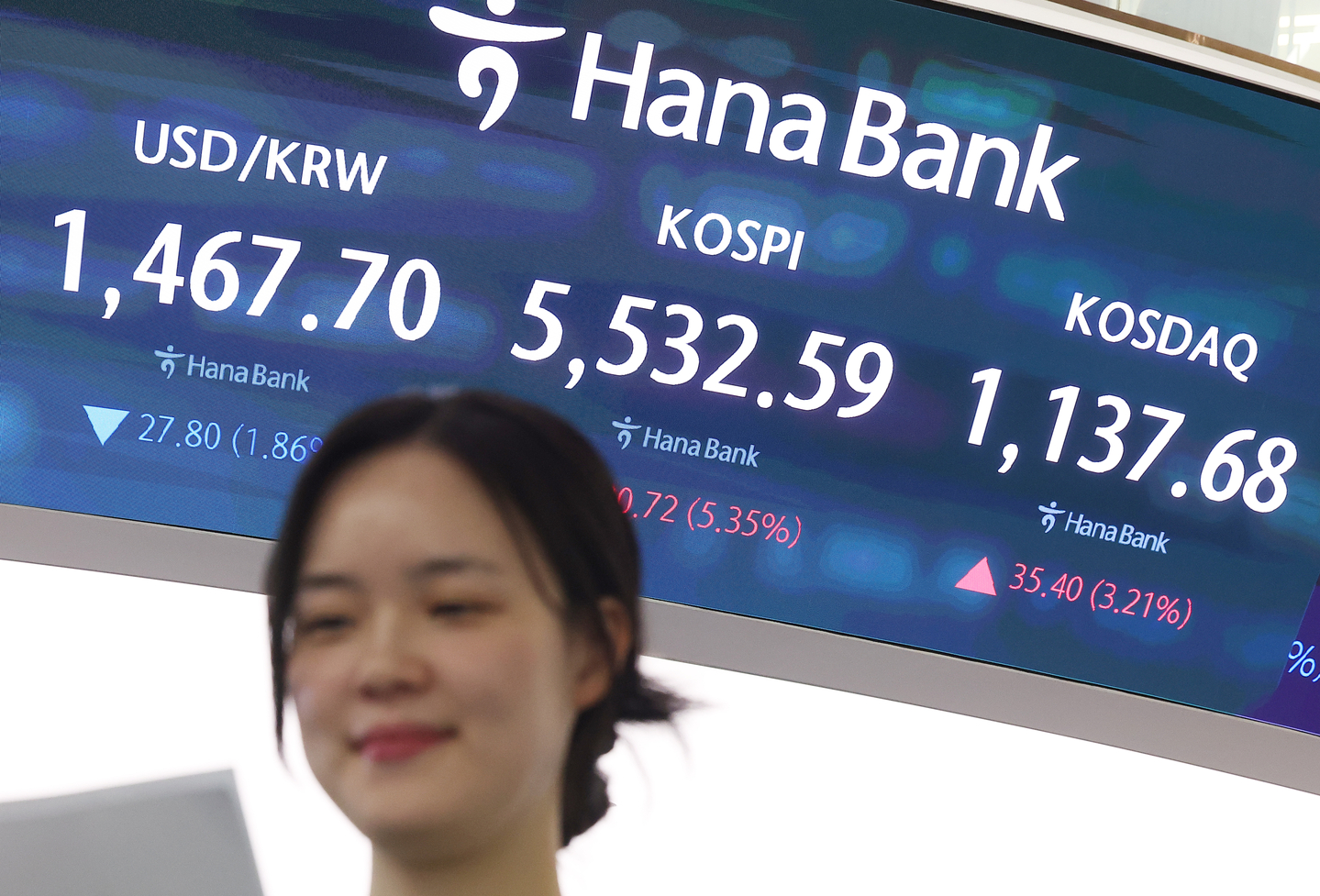 A dealing room of Hana Bank in Seoul on March 10 [YONHAP] 