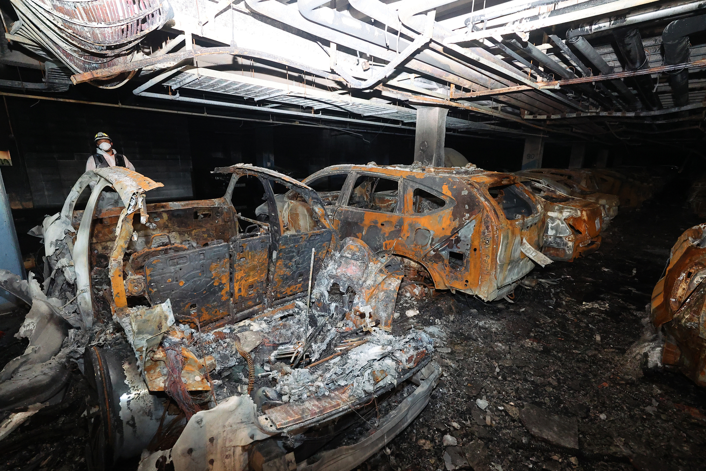 Vehicles are seen burned out in the underground parking lot of an apartment complex in Cheongna, Seo District, Incheon, on Aug. 2, 2024. A fire broke out at around 6:15 a.m. the previous day in a Mercedes-Benz electric vehicle parked on the first basement level of the apartment’s underground parking garage and was extinguished after 8 hours and 20 minutes. The blaze destroyed around 40 vehicles and caused heat and soot damage to more than 100 others. [YONHAP]