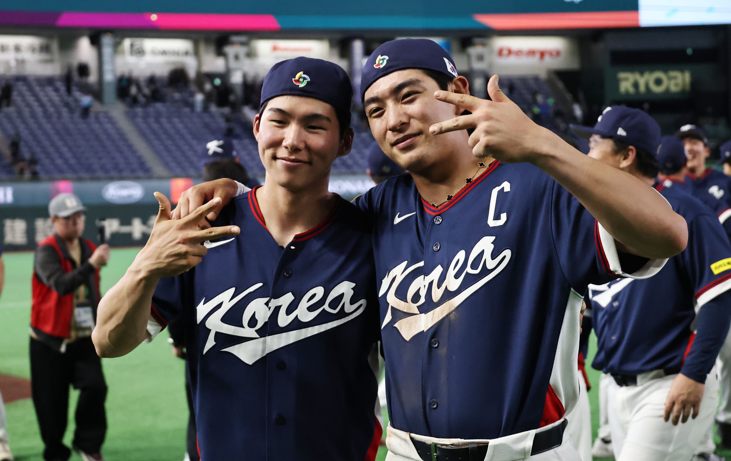 Lee Jung-hoo, right, and Kim Hye-seong of Korea celebrate their team's 7-2 win over Australia in a Pool C game at the World Baseball Classic at Tokyo Dome in Tokyo on March 9. [YONHAP]