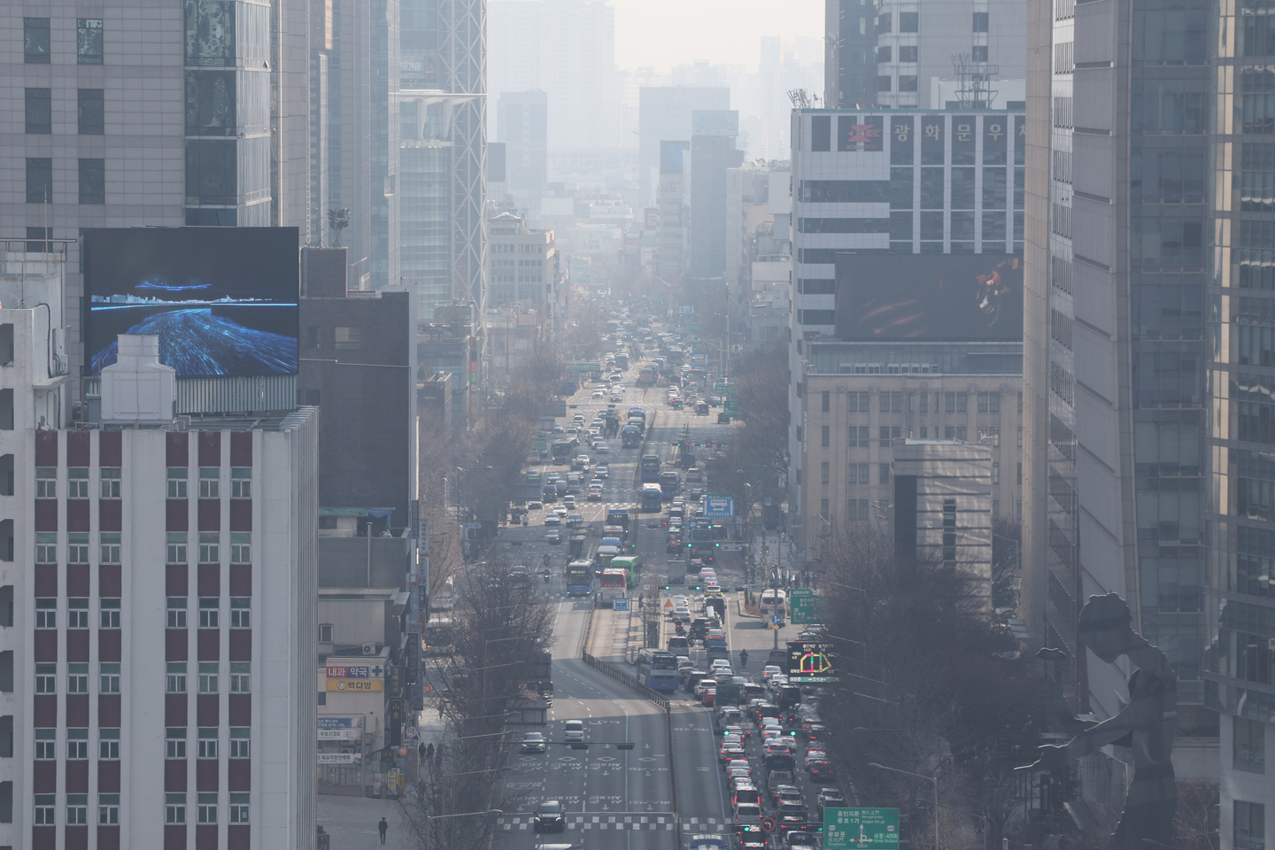 A haze blankets Jongno District in central Seoul on March 10 as fine dust levels worsen air quality. [YONHAP]