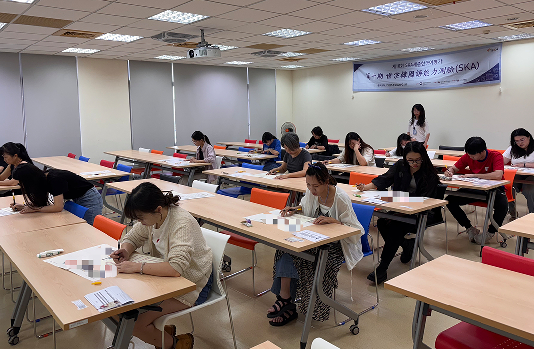 People take the 10th Sejong Korean Language Assessment held in September 2025, at the King Sejong Institute Foundation's branch in Tainan City, Taiwan. [KING SEJONG INSTITUTE FOUNDATION]