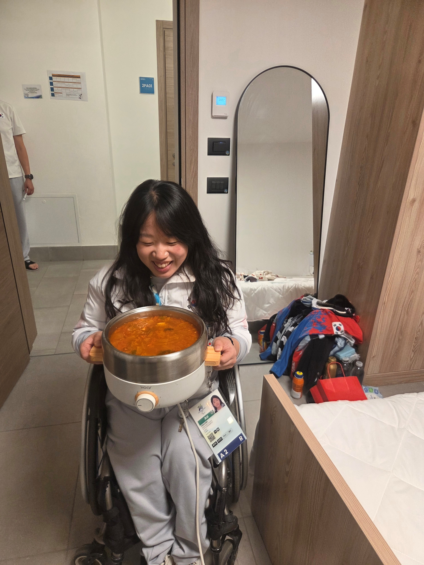 Kim Yun-ji smiles with a bowl of kimchi stew in a photo shared by the Korea Paralympic Committee on March 10. [KOREA PARALYMPIC COMMITTEE]
