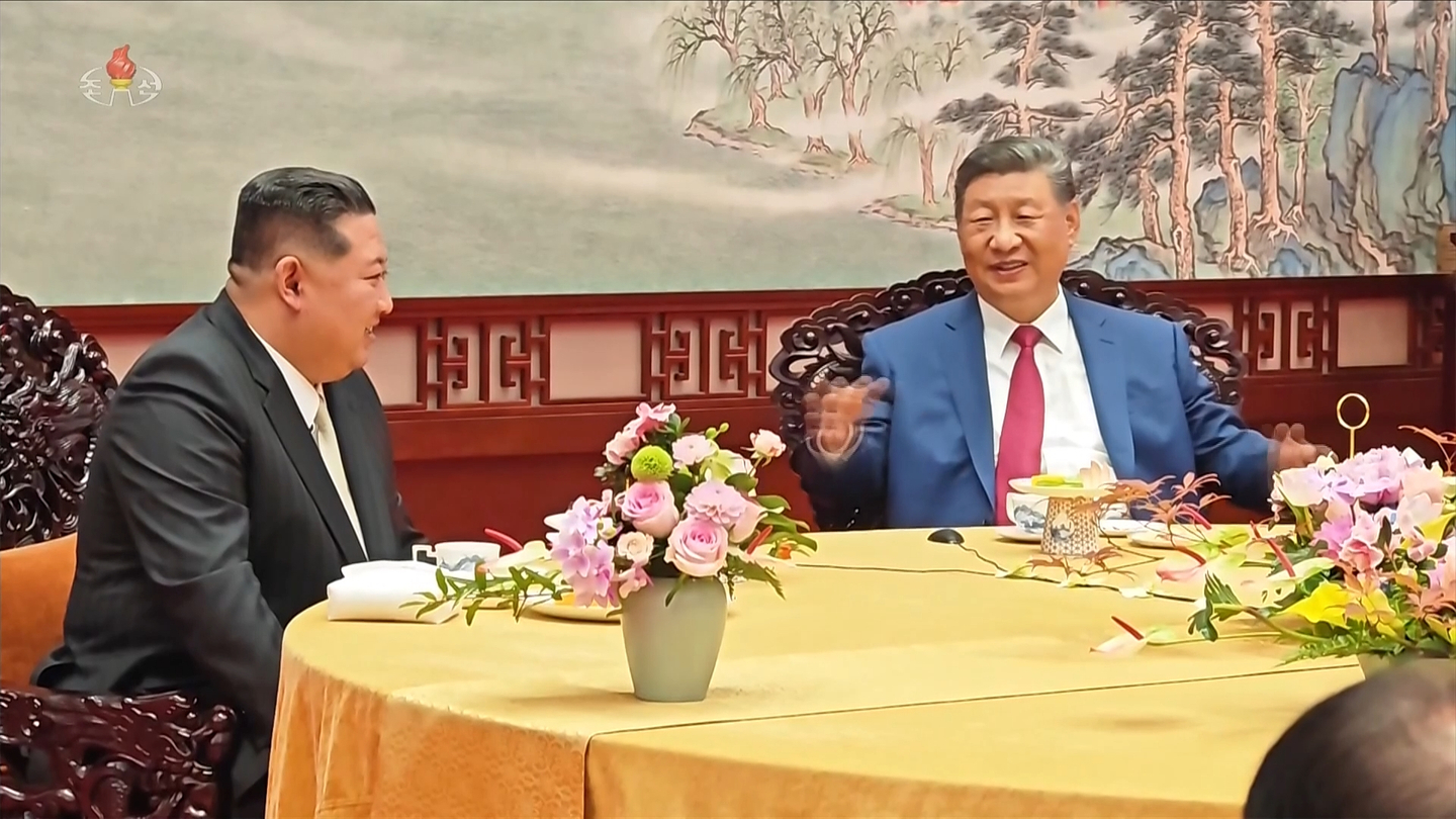North Korean leader Kim Jong-un, left, and Chinese President Xi Jinping attend a dinner hosted by Xi in Beijing on Sept. 6, 2025, in this screengrab from the state-run Korean Central Television. [YONHAP]